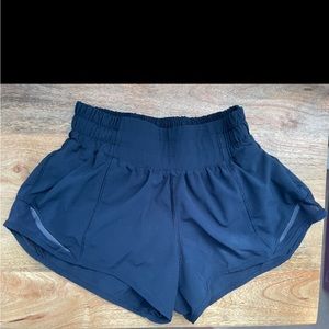 Lululemon Hotty Hot Low-Rise Lined Short 2.5”